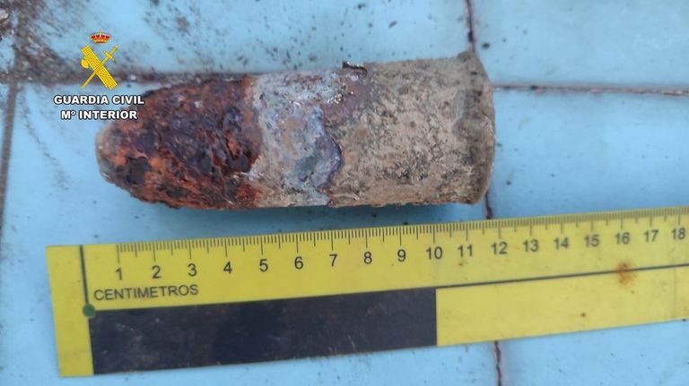 La Guardia Civil neutraliza dos artefactos explosivos de la Guerra Civil hallados en Padrón y Bergondo