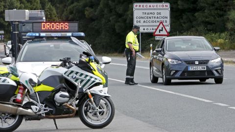 Un control de la Guardia Civil de Pontevedra realizado a mediados del paso mes de junio