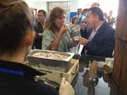 Beatriz Mato y Manuel Ruiz probaron el helado de percebe.