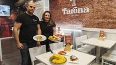 Diego y Marta, con algunas de las propuestas culinarias de su nueva tapería, Tarona, en A Valenzá