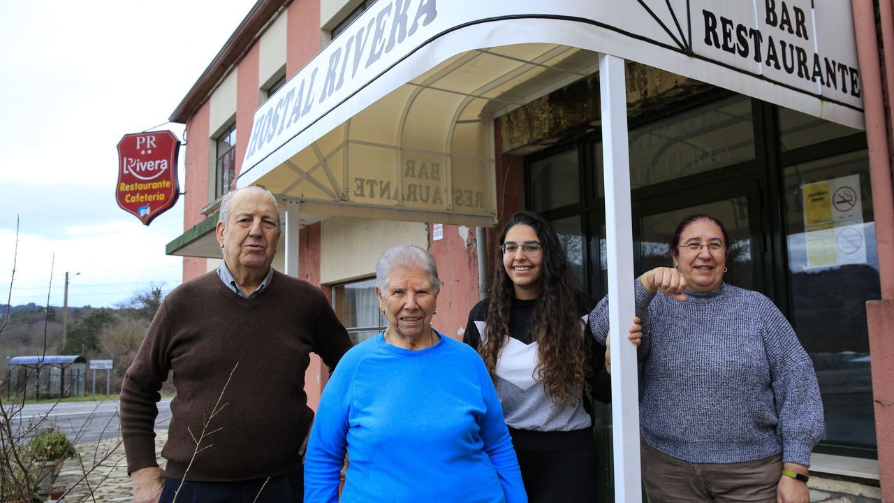 Fiesta ilegal en Lncara.Suso y Julia, con su hija y nita, dueos desde 1968 del Rivera, en Becerre