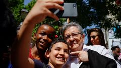 Jean-Luc Melenchon se hace un selfi con unos nios tras participar en una rueda de prensa en un parque de Pars.