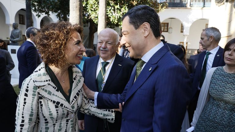 El PSOE llega al ecuador de la campaña del 17M con el apoyo a Montero a la baja