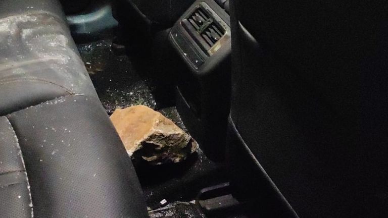 Un pedrusco de seis kilos precipitado desde un puente de A Estrada atraviesa el parabrisas de un vehículo en marcha