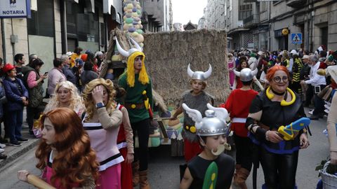 Domingo de entroido en Verín. Desfile con mucha participación y público. Vikingos.