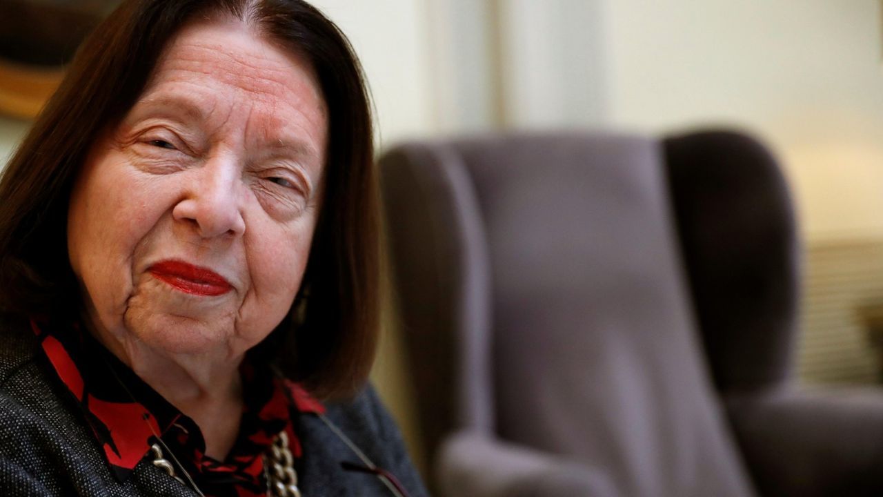 El Quijote, en azulejos en una casa de Ponte Caldelas.Sondeos con georradar en una investigacin arqueolgica en el escenario de la batalla de Repil, en la parroquia monfortina de Chavaga, realizada en el 2018