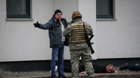 Miembros de la patrulla de las Fuerzas de Defensa Territorial de Ucrania en Kiev, Ucrania.