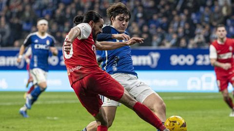 Jaime Vzquez disputa un baln con Edwards durante el Oviedo-Amorebieta