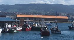 Foto de archivo de cerqueros entrando en el puerto asturiano de El Musel en una costera del bocarte