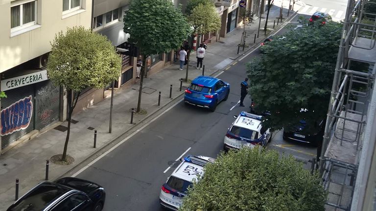 La policía identifica a dos personas tras la enésima trifulca de madrugada en el exterior de un «after» de Santiago