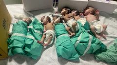 Recién nacidos en una cama. Los han sacado de las incubadoras del Hospital Al Shifa, que no funcionan por falta de electricidad.