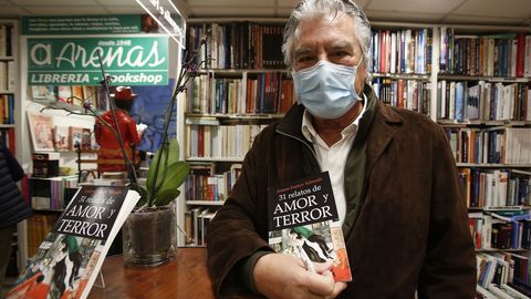 Arturo Franco Taboada firm ejemplares de tres de sus obras en la libreria Arenas de A Corua