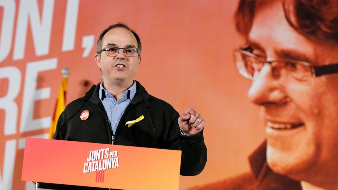Carles Puigdemont dando un discurso.Jorge Buxad durante una rueda de prensa.