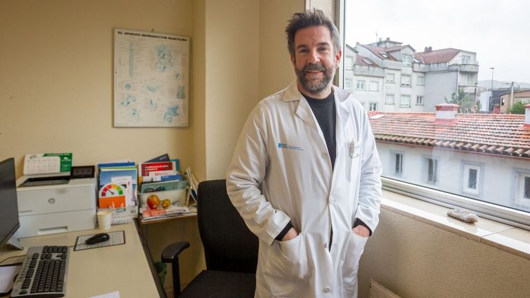 Borja López, urólogo: «La cirugía para la incontinencia urinaria refractaria intenta disminuir las complicaciones»