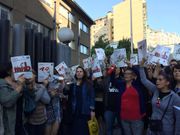 Los padres, mostrando manuales del banco de libros