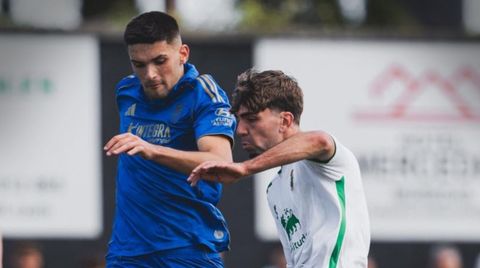 Espinosa disputa un bal�n durante el Rayo Cantabria-Vetusta