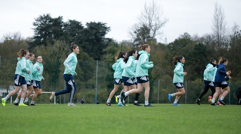 Las jugadoras del Real Oviedo entrenan en El Requexón