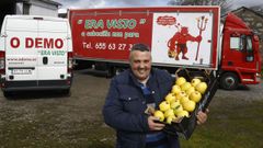 José Trigo, vendedor de fruta y verdura de Lugo ante los vehículos con la marca O Demo