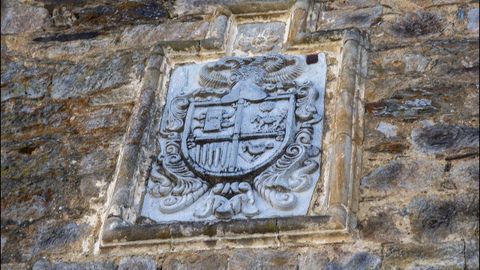 Un antiguo escudo de armas en la Casa de Tor