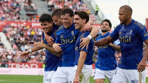 Los jugadores del Oviedo, con Vias y Vidal en el centro, celebran el primer gol ante el Girona