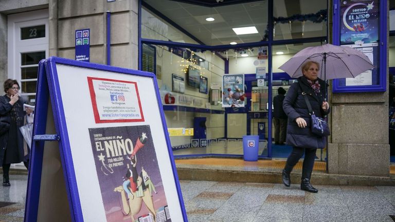 Uno de los boletos se selló en la administración de loterías de la calle Curros Enríquez de O Carballiño