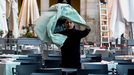 Un camarero prepara una terraza en Madrid