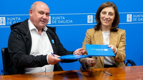 El alcalde de Laza, Jos Ramn Barreal, con la conselleira de Medio Ambiente, ngeles Vzquez.