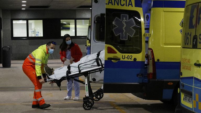 El hospital de Vigo suspende operaciones para afrontar los ingresos por la gripe