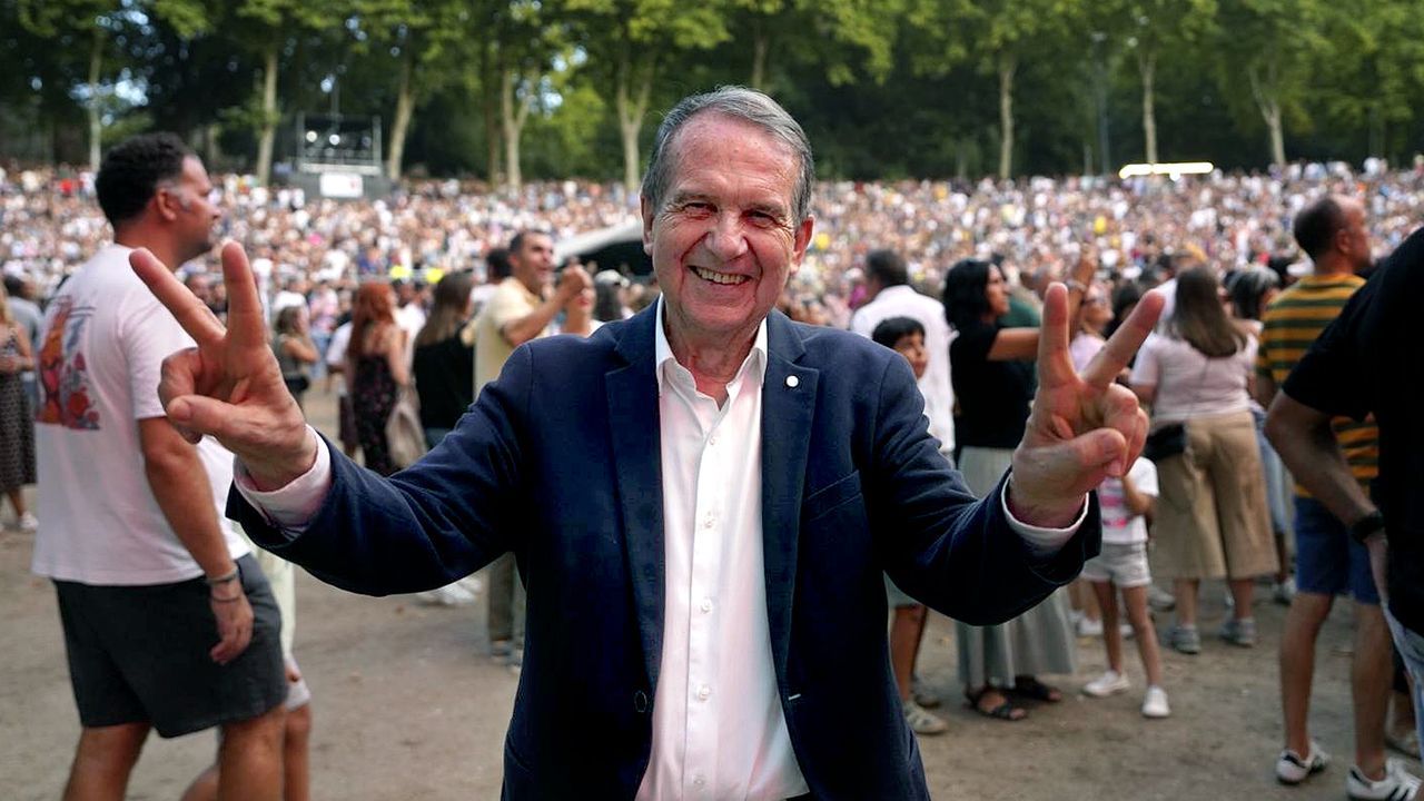 En Castrelos es donde Caballero establece una gran empat�a con el p�blico cada vez que sube al escenario del auditorio al aire libre para presentar un concierto. En la imagen, posa antes del concierto de Viva Suecia.