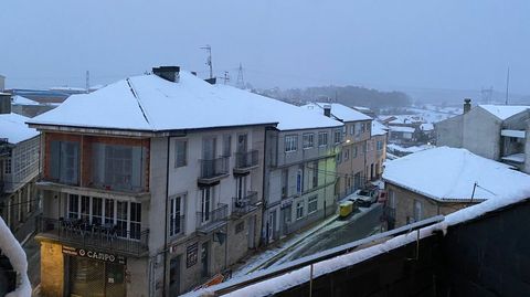 Los tejados han amanecido nevados en A Pobra de Trives.