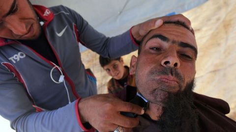 Un iraqu se afeita la barba en uno de los campamentos de refugiados de Hammam al-Alil (Irak).