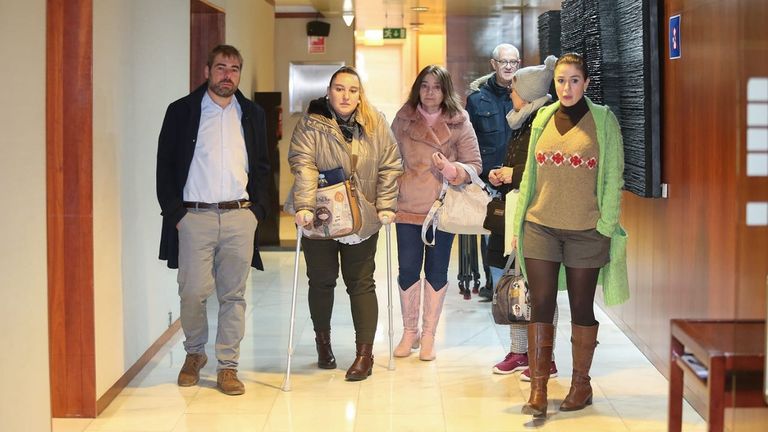 Daniel Ripa junto a varios afectados por las listas de espera