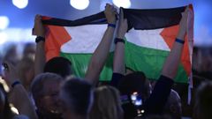 Pese a la prohibicin, algunas personas del pblico lograron colar banderas palestinas en el Malm Arena