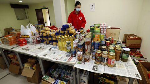 Sara Vizoso, trabajadora social, en el almacn de alimentos de Cruz Roja en Viveiro