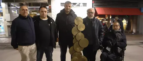 Eduardo Mu�oz Vald�s, a la derecha del todo, junto a varios miembros del Consejo de Historia del Real Oviedo