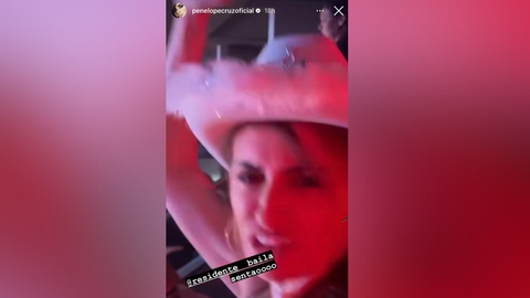 Penlope Cruz, con un sombrero de cowboy, bailando durante el concierto de Bad Bunny