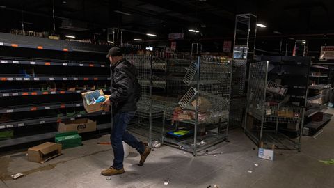 Supermercados abandonados. Un civil busca agua y otro tipo de víveres en un supermercado abandonado en Irpín, en la provincia de Kiev.