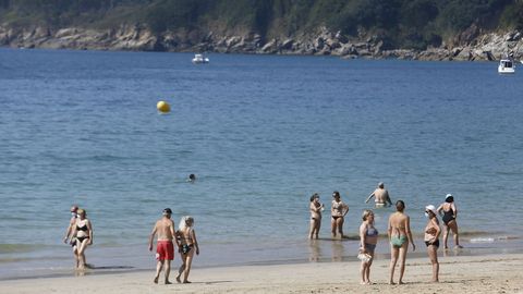 Visitantes y viveirenses disfrutaron del esplndido 30 de julio en playas como la de Area