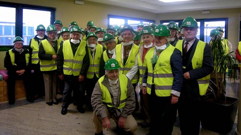 Carles Puyol, primero en la tercera fila por la izquierda, y David P�ez, segundo en la primera por la izquierda en el curso de directores deportivos que se celebra en la sede de la federaci�n en Las Rozas