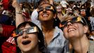 Varias personas contemplan un eclipse solar, en una fotografa de archivo