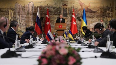 El presidente turco, Recep Tayyip Erdogan, encabeza la mesa de negociacin entre las delegaciones rusa y ucraniana en Estambul
