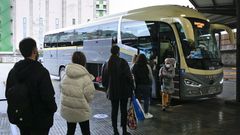 Colas para acceder a un bus de Freire, ayer en Lugo