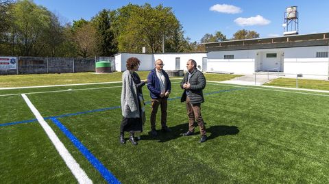 Susana Rodríguez, José Manuel Baltar y Manuel Rodríguez en el campo de fútbol