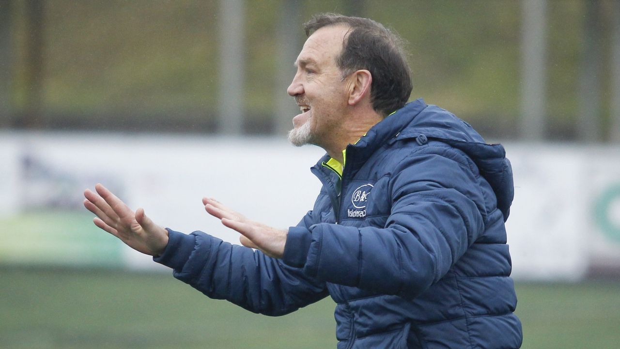 El artesano y escultor autodidacta C�ndido Canedo tiene expuestas sus creaciones junto a su casa de Vidueira