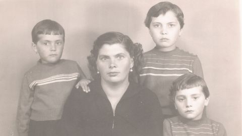 A avoa do autor, coa nai -arriba á dereita- e as súas tías, na década dos anos 50