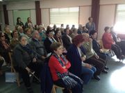 Los participantes en la Escola de Maiores de Ponteceso, esta tarde, visionando su documental junto a la delegaci�n europea