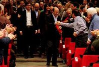 Rubalcaba saluda a los asistentes al acto de presentacin de su candidatura para liderar el PSOE.