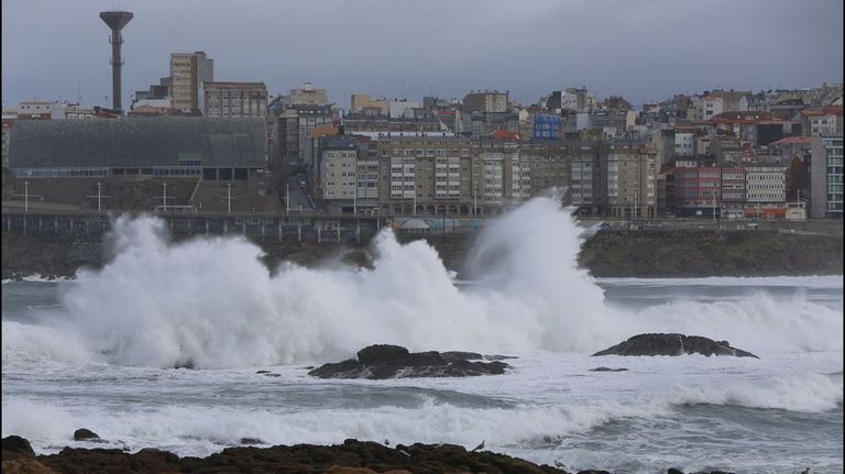 Fuerte oleaje en la costa gallega