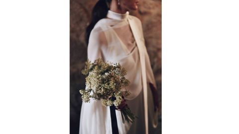 El vestido de novia obra de Sara Lage y el arreglo de Guirnalda