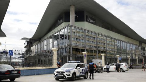 La policia, ayer ante el centro de ocio de Los Cantones Village de A Coruña